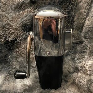 Vintage Ice Crusher Hand Crank with
Wall Mount Ice Crusher